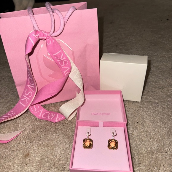 Swarovski Millenia drop earrings
Mixed cuts, Caramel, Gold-tone plated
NWT - Picture 5 of 6